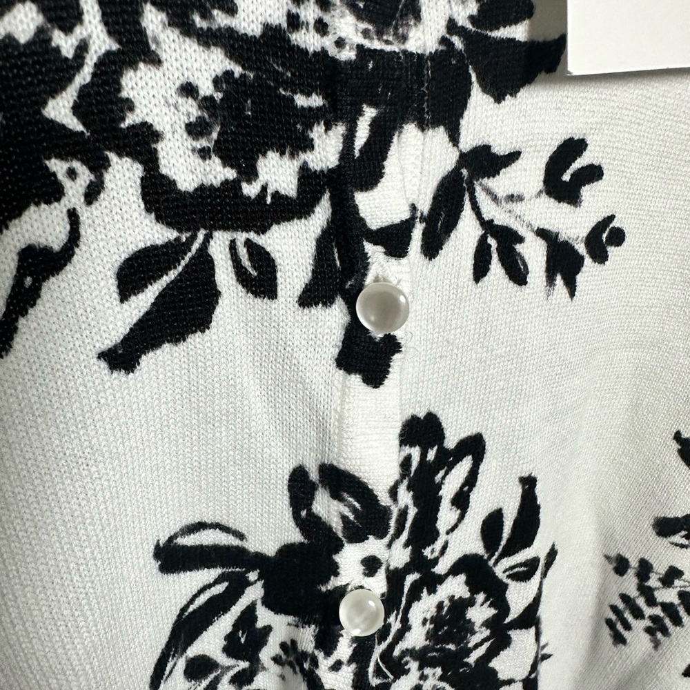 Croft & Barrow Women's White and Black Floral Cardigan Buttoned 3X - Picture 8 of 8